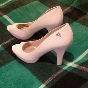 🔥🔥HP🔥🔥7-16-24🔥🔥WOMENS FERGALICIOUS BY FERGIE WHITE OPEN TOE HEELS SIZE 8.5